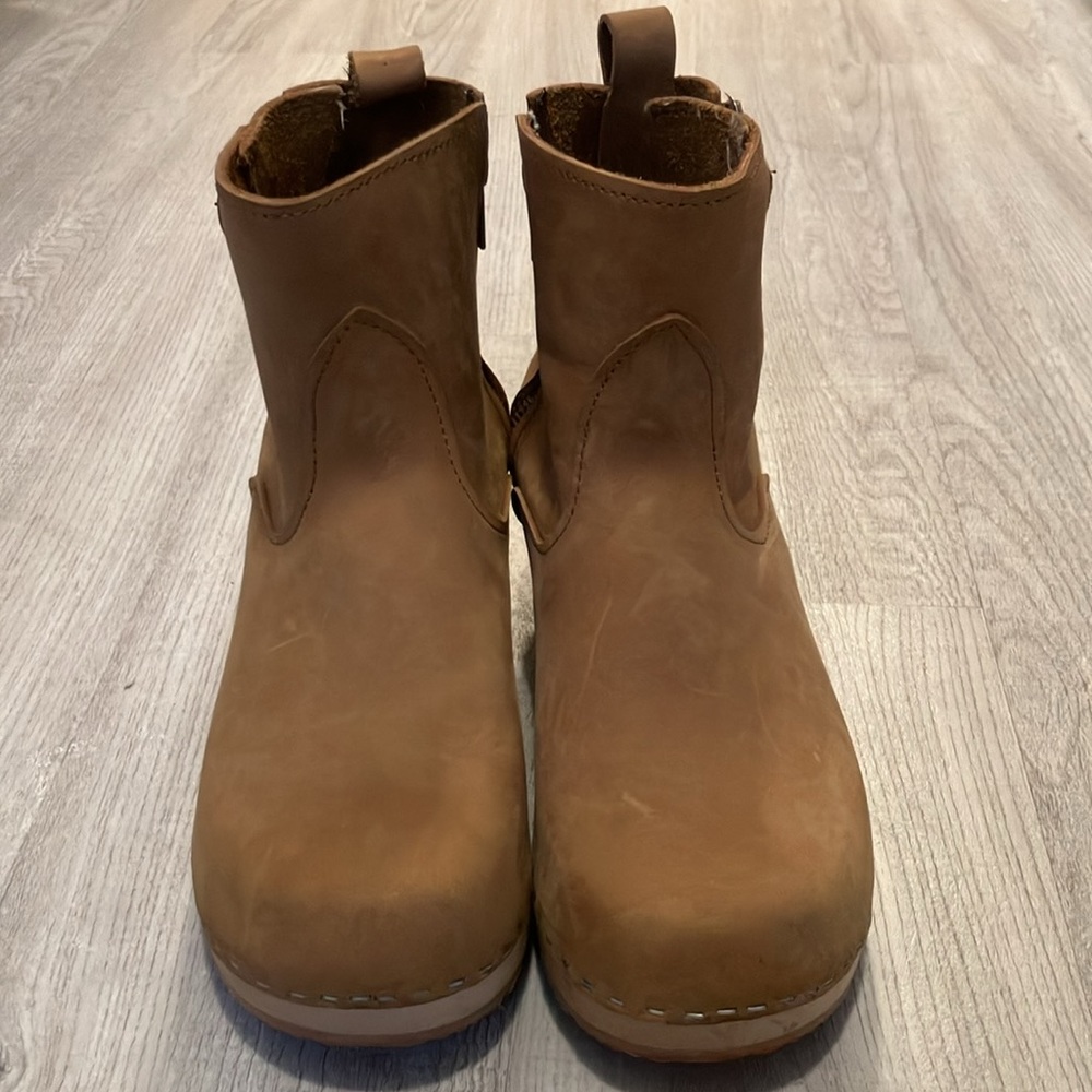 Like new. Sandgrens New York Low Clog Wooden Boots Size 40. Minor scuffs.